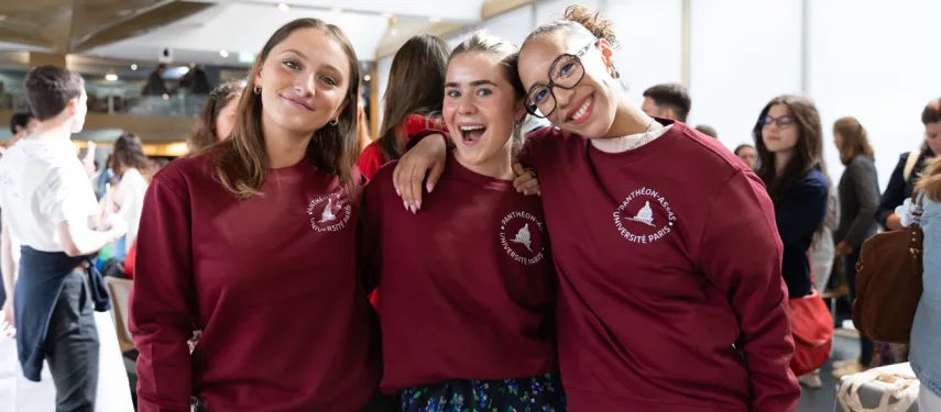 Photo d'étudiantes portant le sweat de l'université