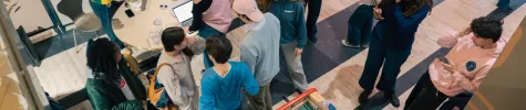 Des étudiants dans la Bulle d'Assas discutent
