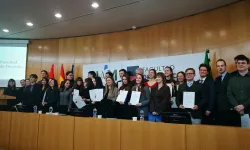 Les étudiants posent avec leurs diplômes