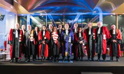 Photo de groupe des récipiendaires, de leur parrain et du président lors de la cérémonie doctor honoris causa 2025